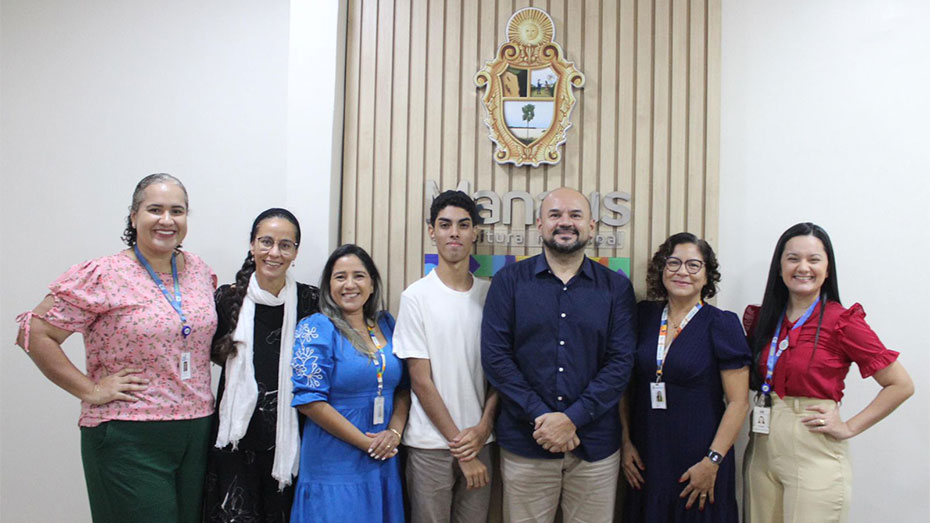 Imagens com os representantes do CIEE e da Prefeitura de Manaus e no centro o estudante João Humberto Melo Nicolau representando os jovens beneficiados pelas ações do CIEE no município.