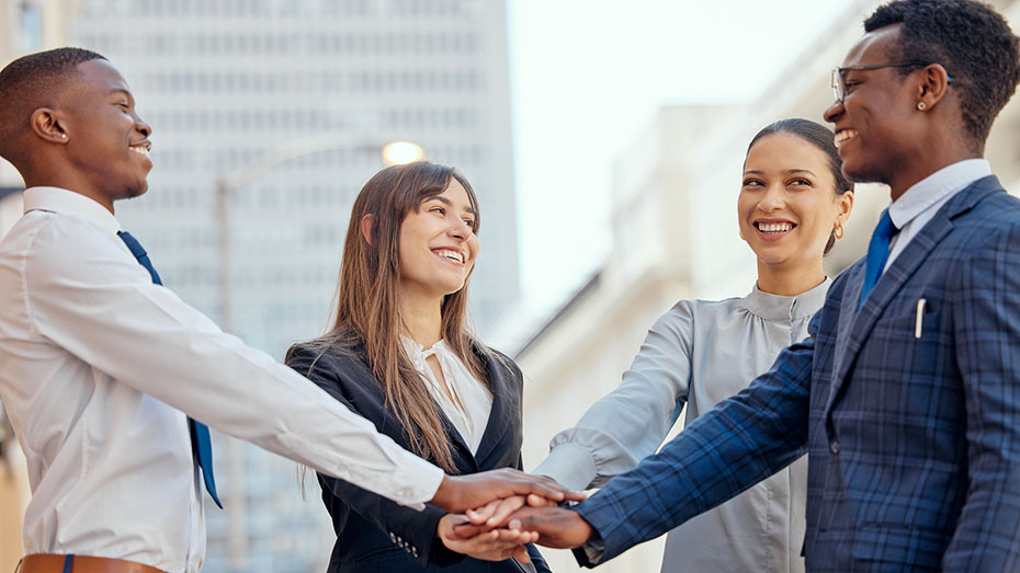 Jovens em círculo comemorando uma oportunidade